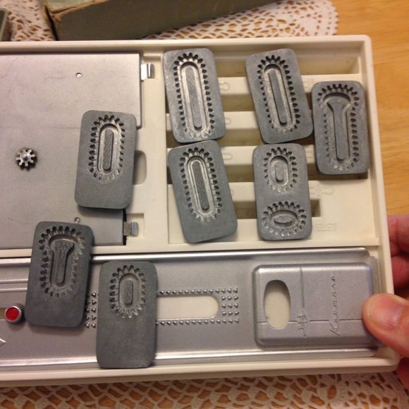 Vintage Buttonholer, Kenmore Model 17501 Sewing Machine plus accessory box - Picture 2 of 16